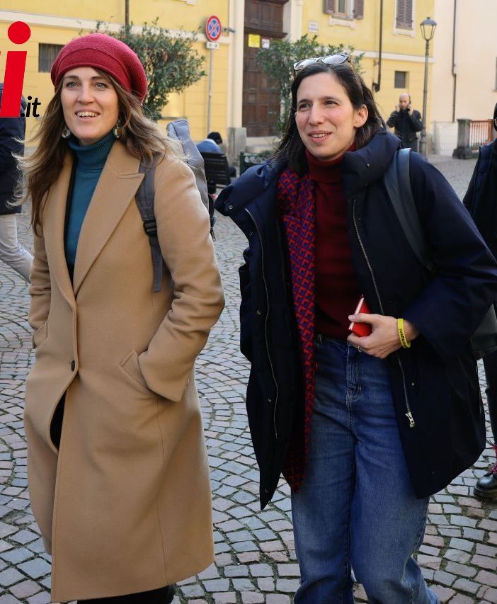 Elly Schlein ritratta con la collega parlamentare Chiara Gribaudo al suo arrivo ad Asti nelle scorse settimane (ph. Merfephoto - Efrem Zanchettin)