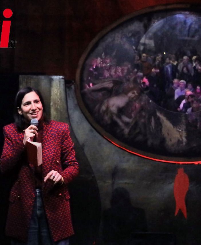 Elly Schlein sul palco del Diavolo Rosso