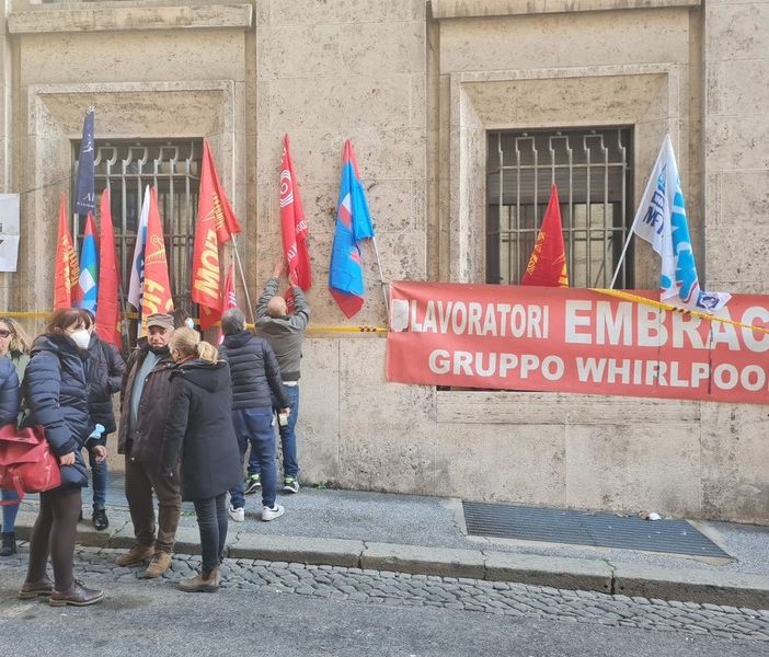 Dipendenti ex Embraco di fronte al Mise