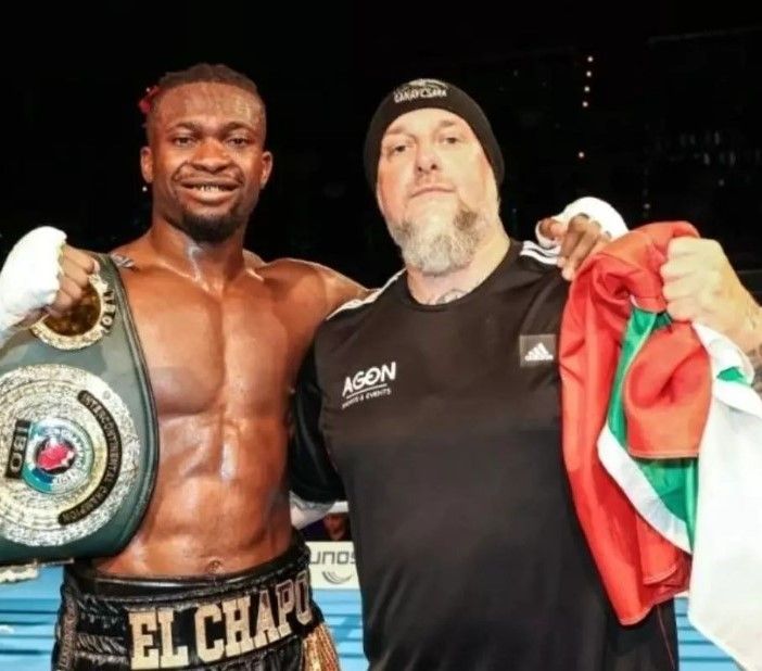 Il riconfermato campione del mondo IBO con il suo allenatore Davide Greguoldo