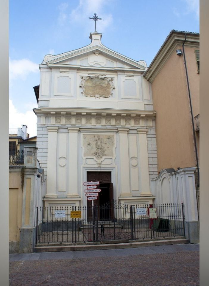 La chiesa sconsacrata di San Michele, già sede dell'omonima confraternita, che oggi ospita il Diavolo Rosso