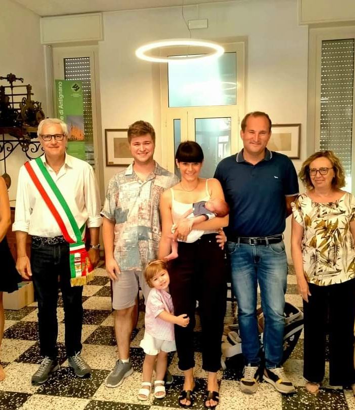 Antignano dà il benvenuto al piccolo Nicolò, terzo nato dell'anno