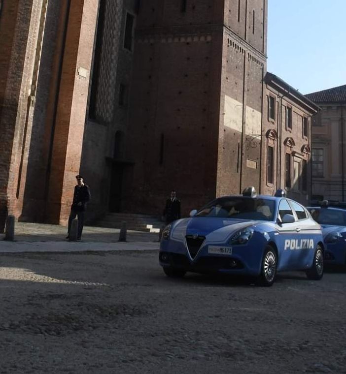 Riempie il carrello di merce ed esce senza pagare: pluripregiudicato fermato dalla Polizia