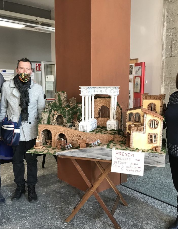 Assessore Mariangela Cotto con presepe