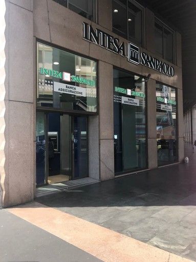 Coronavirus, Intesa Sanpaolo riorganizza le sue filiali e raccomanda di usare il web