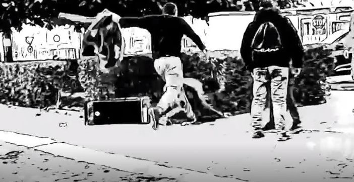 Nel fermo immagine, il momento in cui uno dei soggetti coinvolti nella violenta lite sta sferrando un calcio in pieno stomaco all'avversario riverso a terra Nel fermo immagine, il momento in cui uno dei soggetti coinvolti nella violenta lite sta sferrando un calcio in pieno stomaco all'avversario riverso a terra