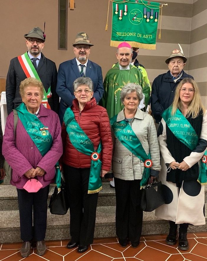 Foto di Gruppo con le madrine alla festa degli Alpini