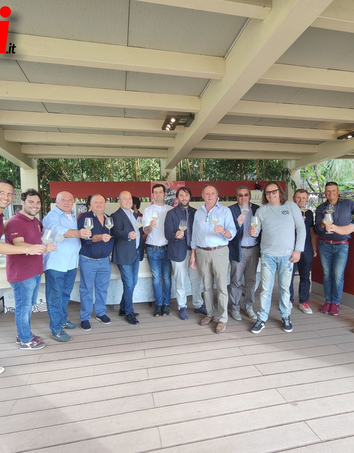 Il brindisi di inaugurazione