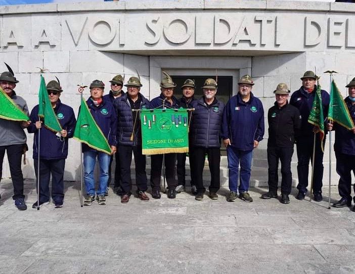 Gli Alpini di Asti con il presidente nazione dell’ANA Favero al Sacrario Cima Grappa
