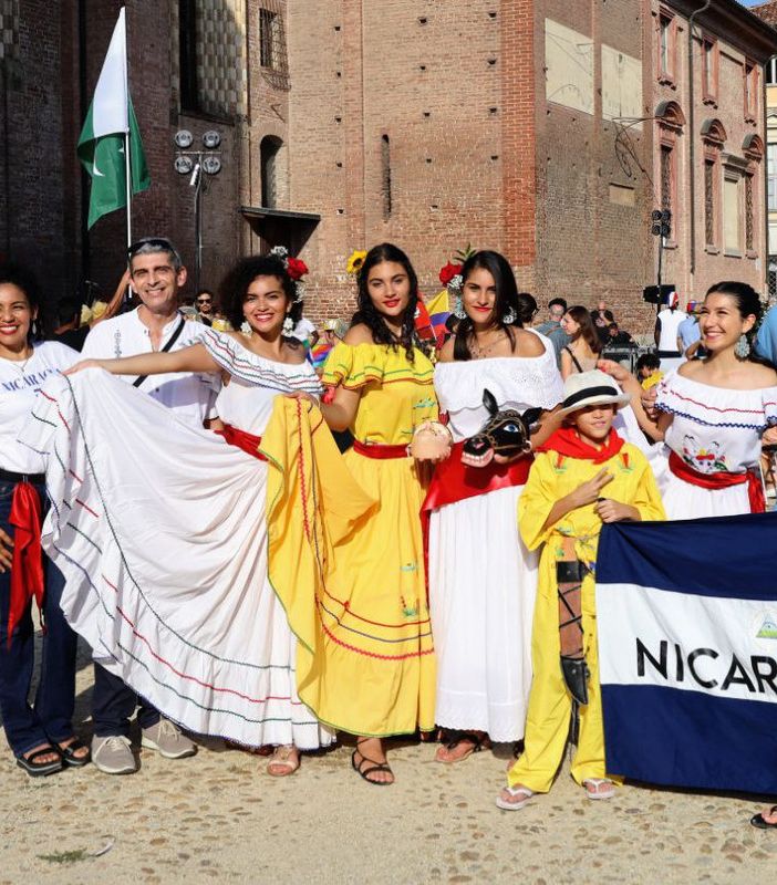 Asti saluta  il Festival dei Popoli: colori suoni, bellezza, armonia e integrazione [FOTOGALLERY]