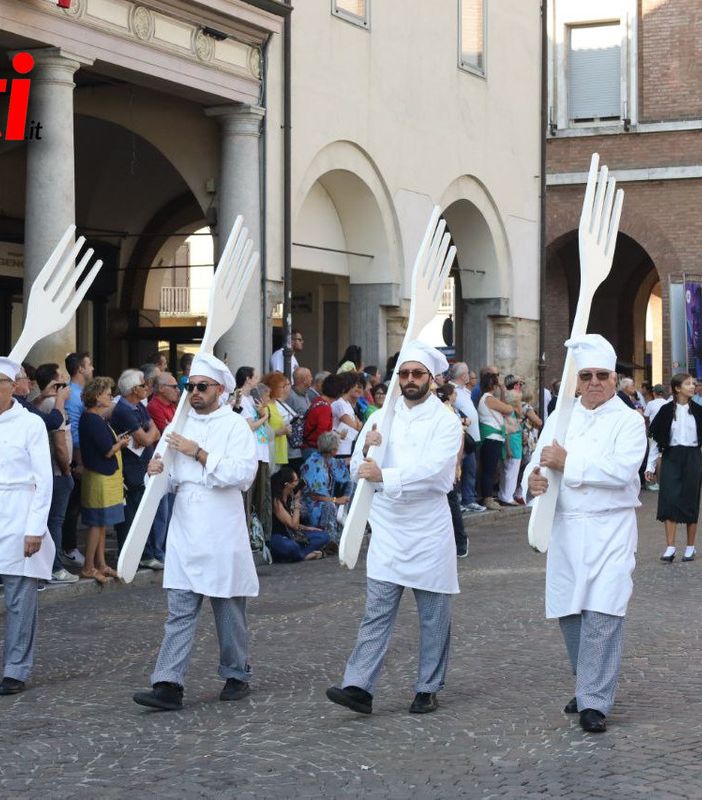 I &quot;forchettoni&quot; che aprono la sfilata contadina (ph. Merfephoto - Efrem Zanchettin)