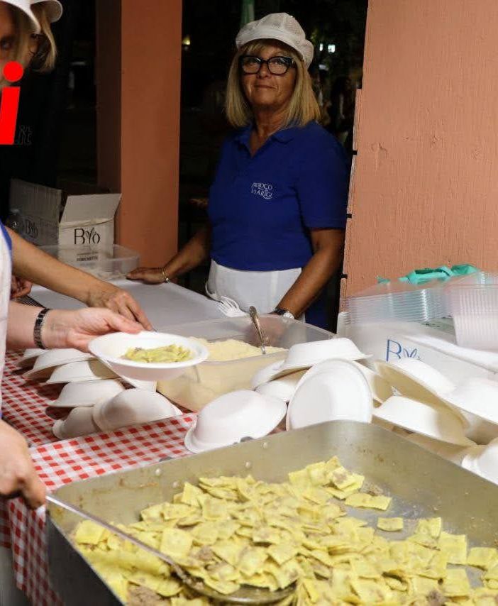 Un volontario di una pro loco, impegnato in occasione del recente Festival delle Sagre (ph. Merfephoto - Efrem Zanchettin)