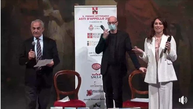 Il presidente dell'Asti d'Appello con i conduttori della finale