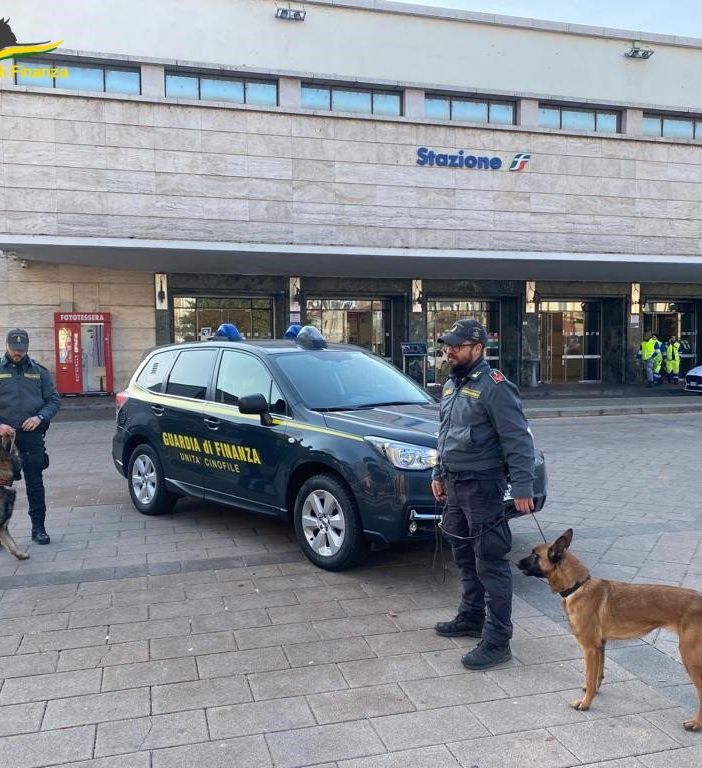 Controlli a tappeto della Finanza: sequestrati prodotti di carnevale non a norma e scoperti evasori fiscali e lavoratori in nero