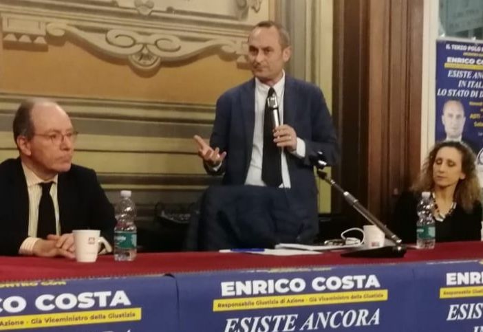 Il tavolo dei relatori con, da sinistra a destra: Luigi Florio, l'On. Enrico Costa e Barbara Baino
