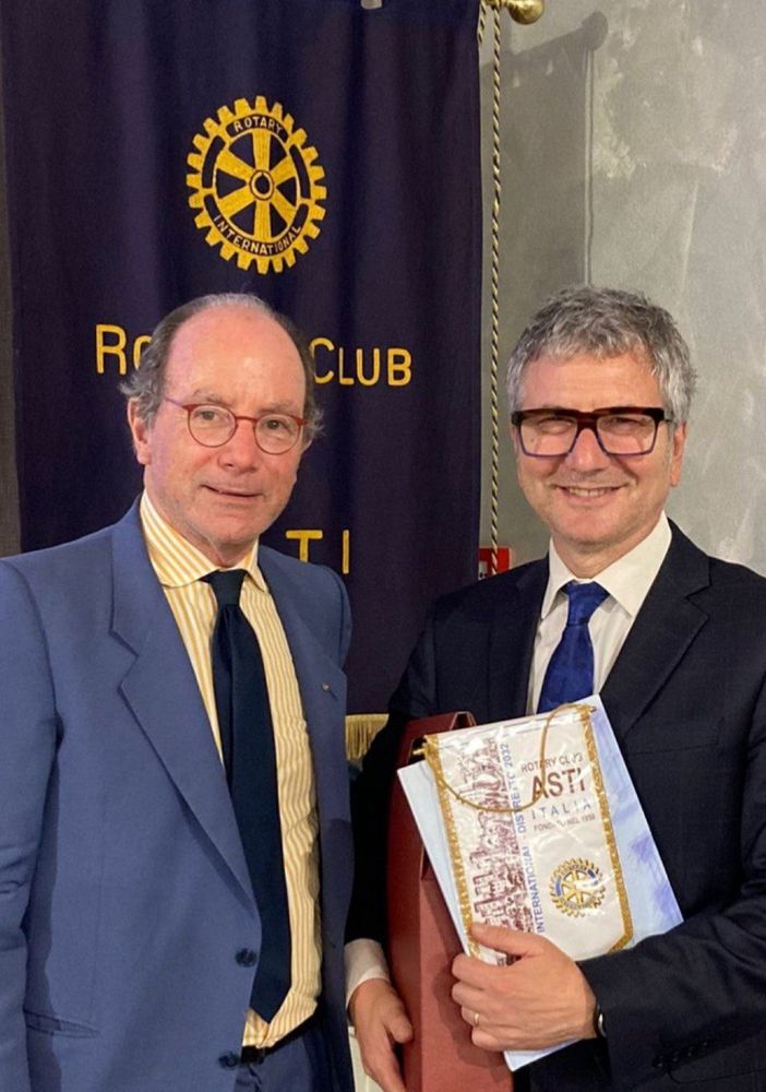 Domenico De Gaetano omaggiato dal presidente del Rotary Luigi Florio al termine della serata