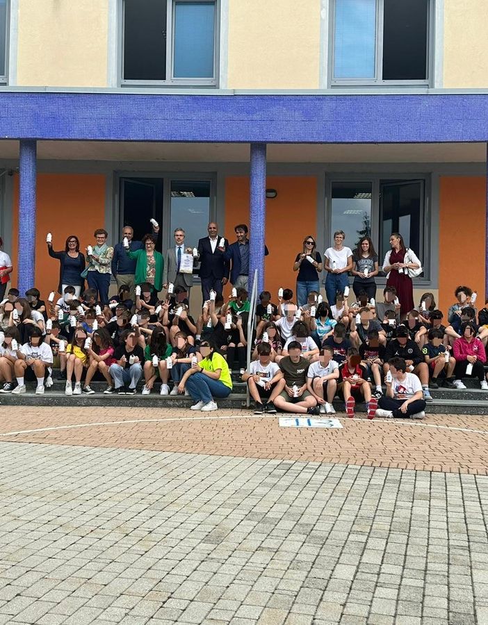Il gruppo di studenti con autorità rotariane e locali