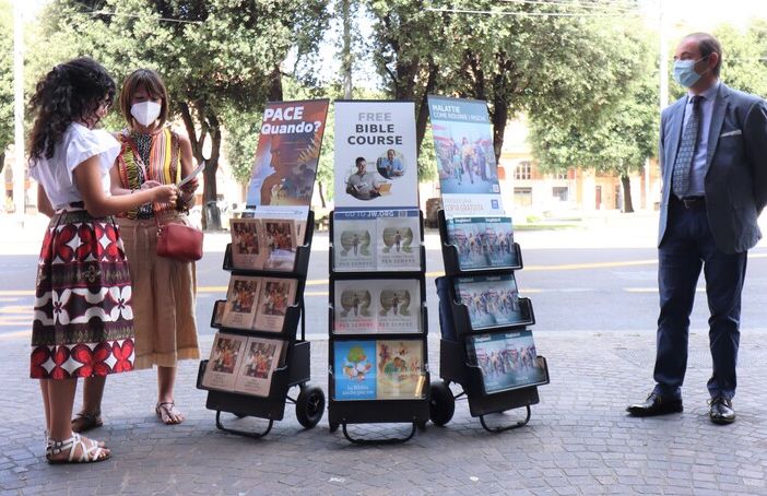 Dopo 2 anni di pandemia, anche ad Asti, i Testimoni di Geova tornano 'in strada' per contattare le persone