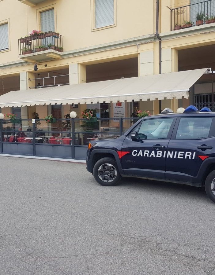A Moncalvo 5 giovani durante una rissa si tirano anche le sedie del bar. Denunciati dai carabinieri