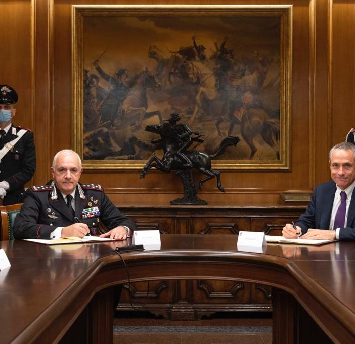 Il Comandante Generale dell’Arma dell'Arma dei Carabinieri con l'amministratore delegato di Poste Italiane