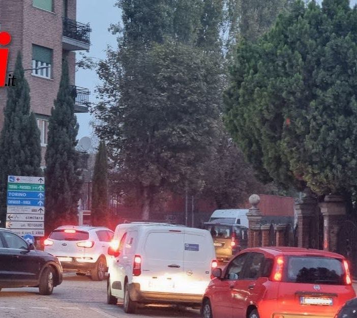 Auto in coda per immettersi in corso Don Minzoni