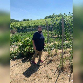 Franca Dino, titolare dell’agriturismo I Salici Ridenti di Nizza Monferrato nell’orto didattico