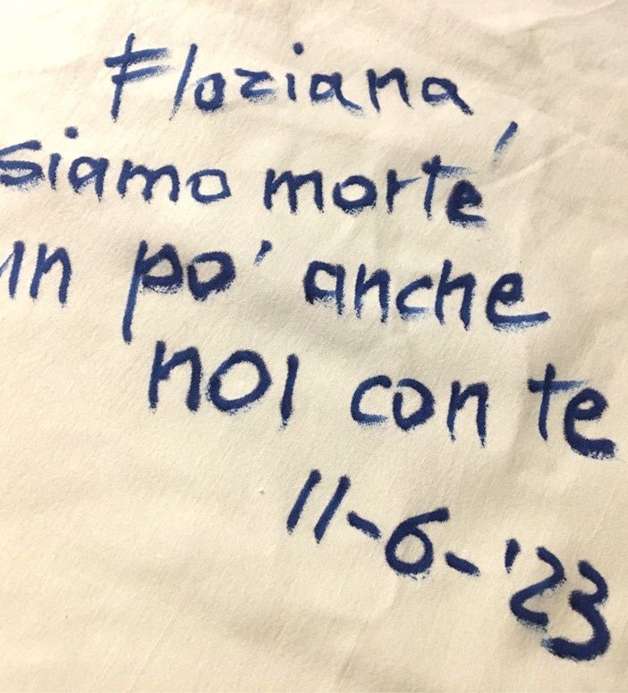 frasi sulle lenzuola lasciate dai visitatori e dai carabinieri di Mombaruzzo