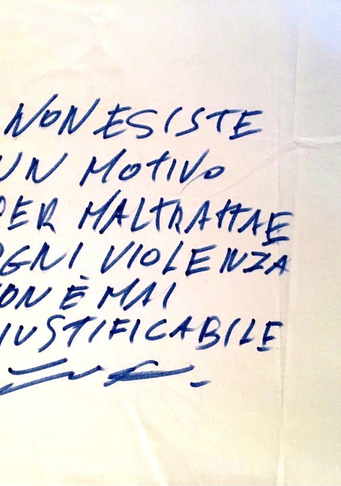 Una frase scritta sulle lenzuola della mostra &quot;Non crederci!&quot;