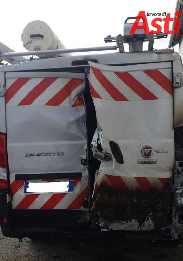 Furgone Italgas depredato e dato alle fiamme in via Badalin