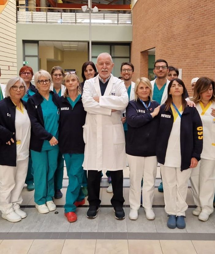 Il dottor Grassini con lo staff del reparto da lui diretto
