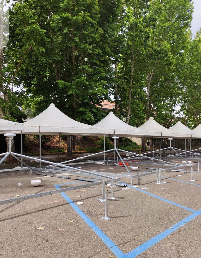 Piazza del Palio in allestimento per il Raduno dei Paracadutisti