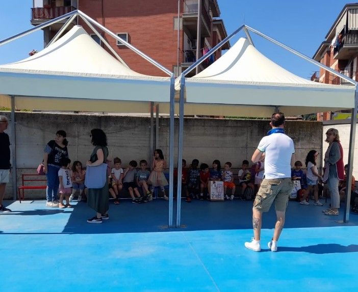 Un regalo speciale per la scuola dell'infanzia &quot;XXV Aprile&quot;: 2 gazebo finanziati dai genitori