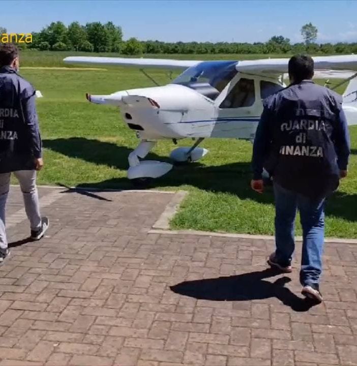 La Guardia di Finanza di Asti sequestra 17 aeromobili in diverse località italiane