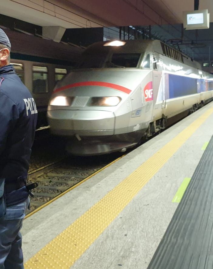 Minorenne astigiana fuggita da comunità, rintracciata sul treno a Porta Susa