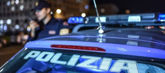 Viale Pilone: pericolosissimo 'scambio alla guida' di un auto in movimento