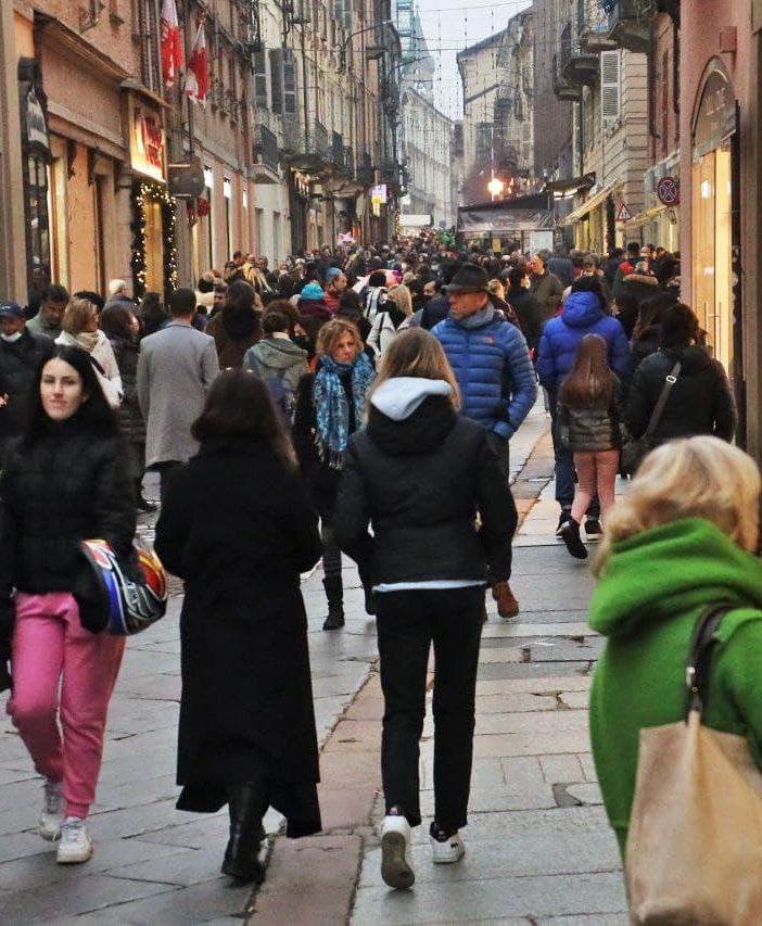 Foto d'archivio di persone a passeggio lungo corso Alfieri