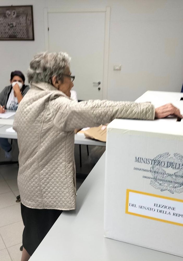 Alcune immagini (le successive a fine articolo) della presenza al seggio di 'nonna Germana'