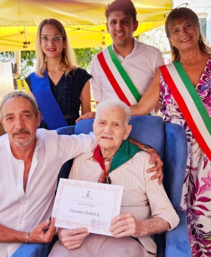 Giacomo Dagna con il figlio Bruno e gli amministratori pubblici