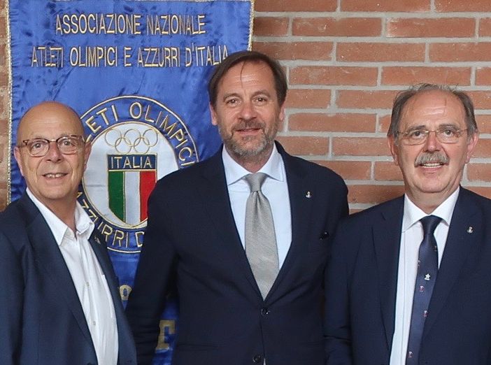 Giorgio Gianuzzi (il primo a destra) con Gianfranco Imerito presidente astigiano dell’Associazione Nazionale Atleti Olimpici e Azzurri d’Italia e Stefano Mei Presidente della Federazione Italiana di Atletica Leggera