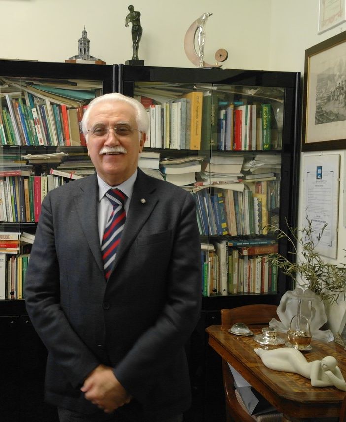 Asti, il prof. Giorgio Calabrese nel suo studio