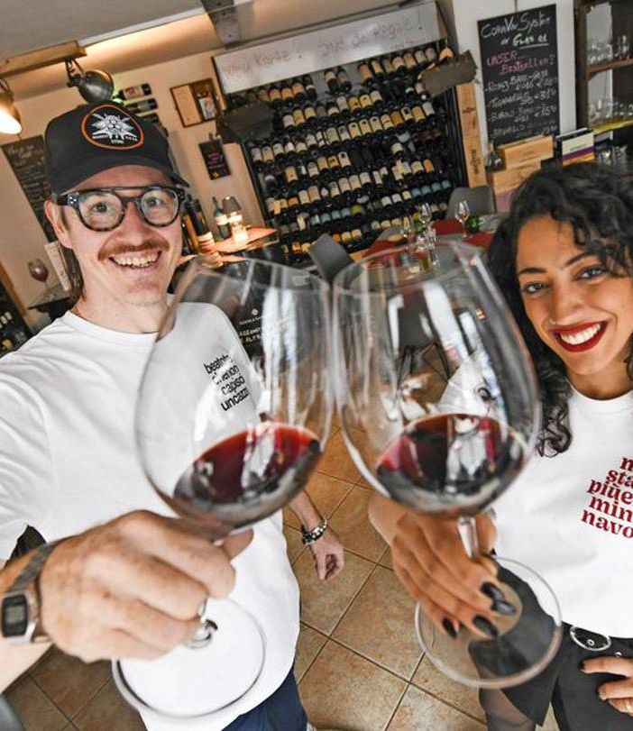 Giorgio Marchioretti e Sara Catania nel loro L'AperitiVino, enoteca con cucina di Hannover