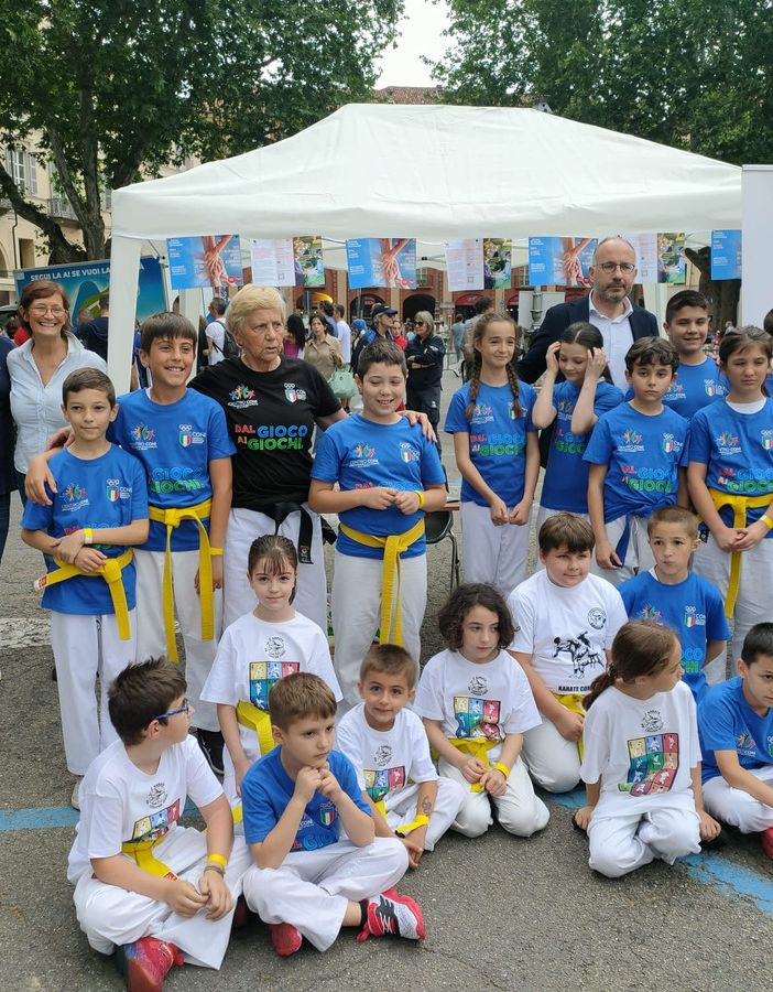 Nella foto il gazebo della Fondazione, in piazza Alfieri, in occasione della Giornata nazionale dello Sport, con Neri Baglione, il sindaco Rasero, gli assessori, i volontari della Fondazione e un gruppo giovani sportivi