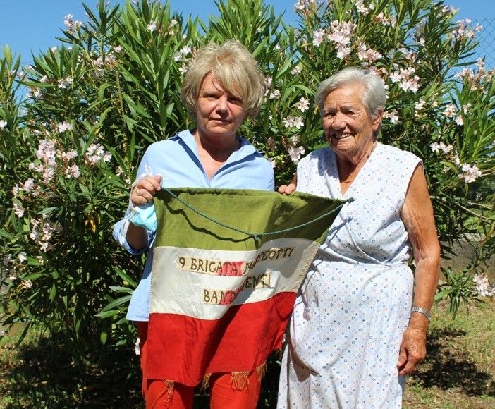 Giovanna Beccuti e Maria Pia Panattero con la bandiera della 9ª Brigata Matteotti