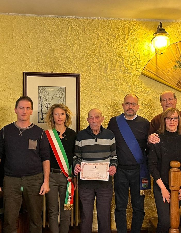 Giovanni Furia con i familiari, il presidente Rasero e la vicesindaco Stefania Morra