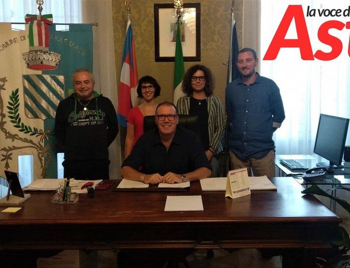 Foto d'insediamento, risalente al 2019, della giunta costigliolese. Laura Bianco, alla sinistra del sindaco, è l'unico assessore che ha mantenuto l'incarico