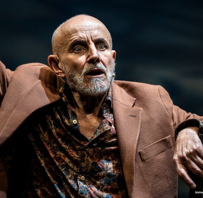 Una foto di scena di Giuseppe Cederna (ph. Matteo Groppo per Teatro Cristallo)