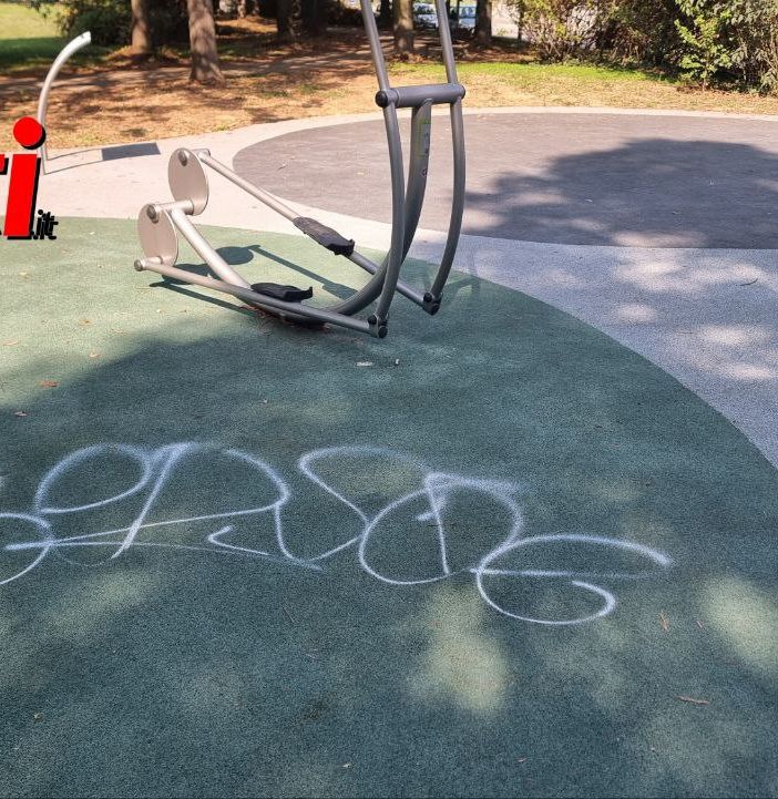 La piattaforma del parco Divisione Acqui di via Marello vandalizzata da graffiti