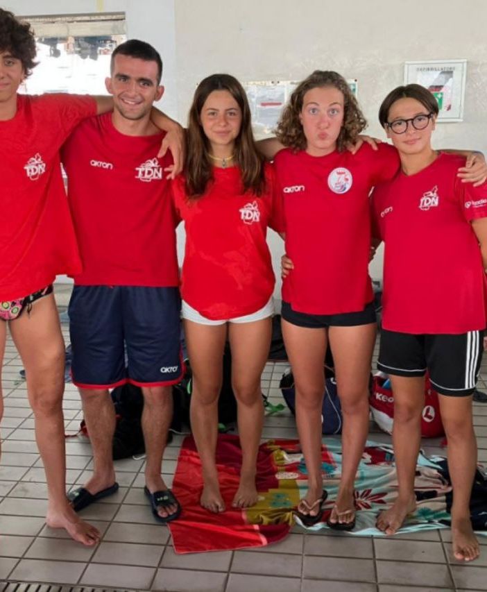 Tommaso Dadone (primo a sinistra) con alcuni compagni di squadra