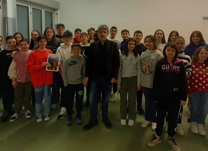 Studenti e studentesse della redazione con, al centro della foto, il giornalista Gabriele Massaro