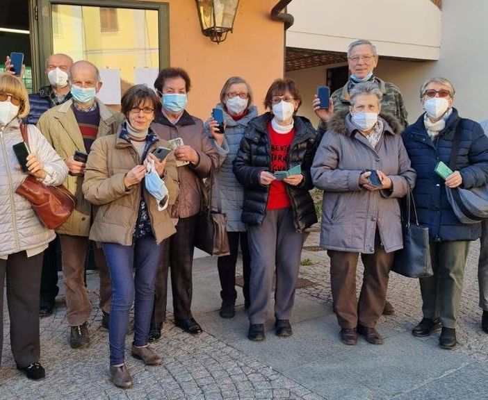 Alcuni dei partecipanti al corso per l'utilizzo dello smartphone